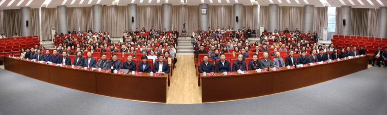20241123-火博在线举办思想政治教育专业创立40周年暨大中小学思政课一体化建设研讨会-张炜程-大会合影.jpg