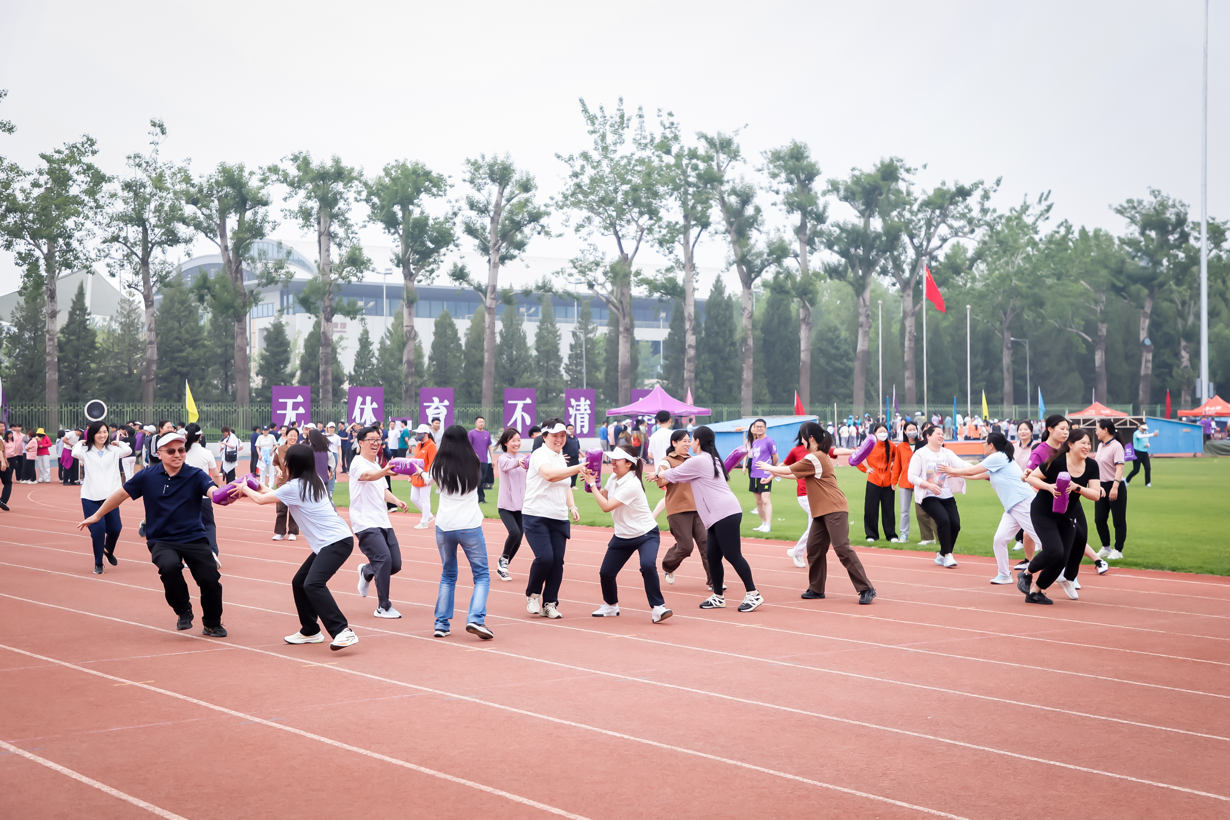 20250508-教职工运动会-比赛现场-摄影师.jpg
