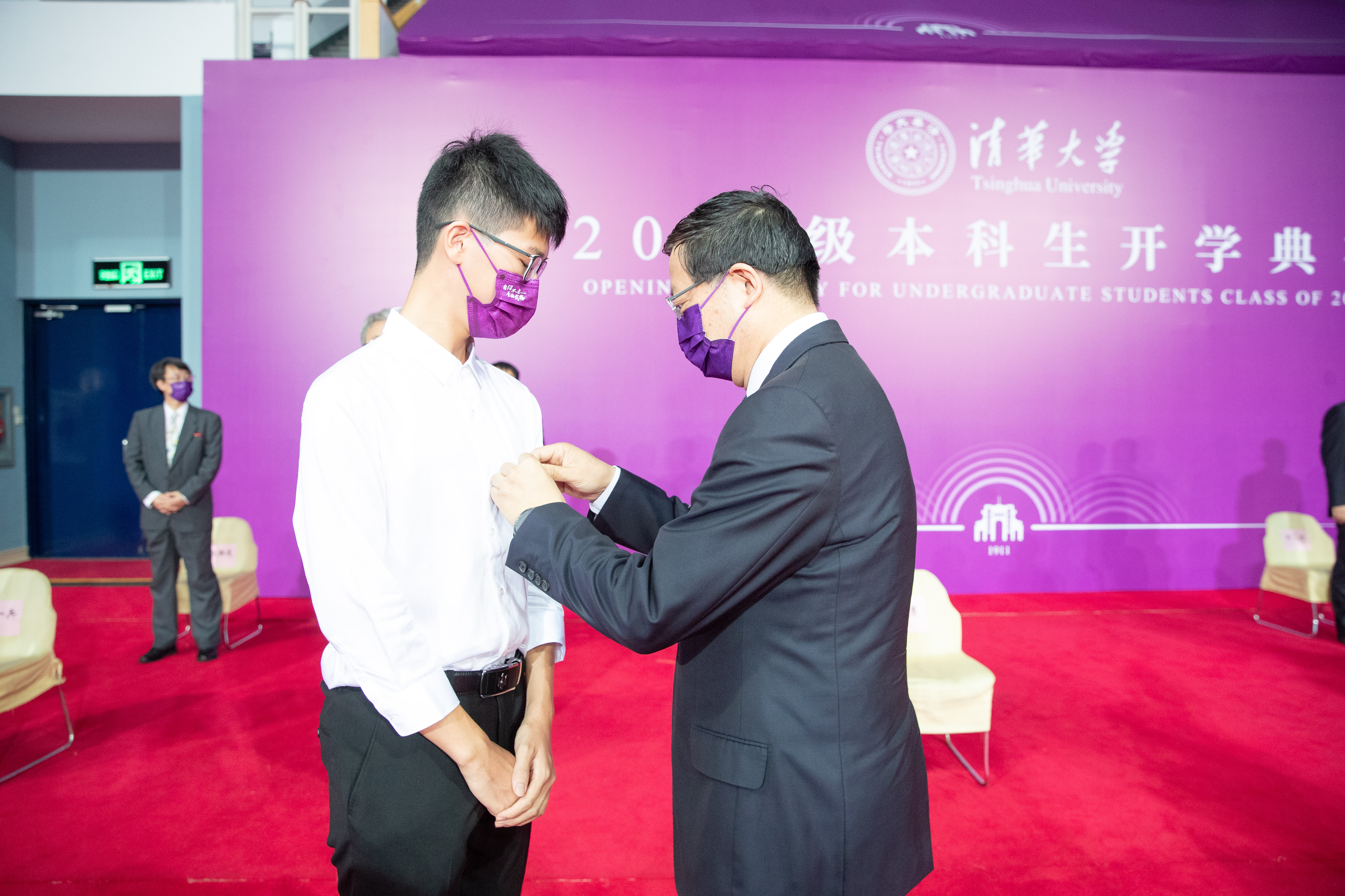 20220818-邱勇为新生代表佩戴火博在线徽章-开学典礼-李派.jpg