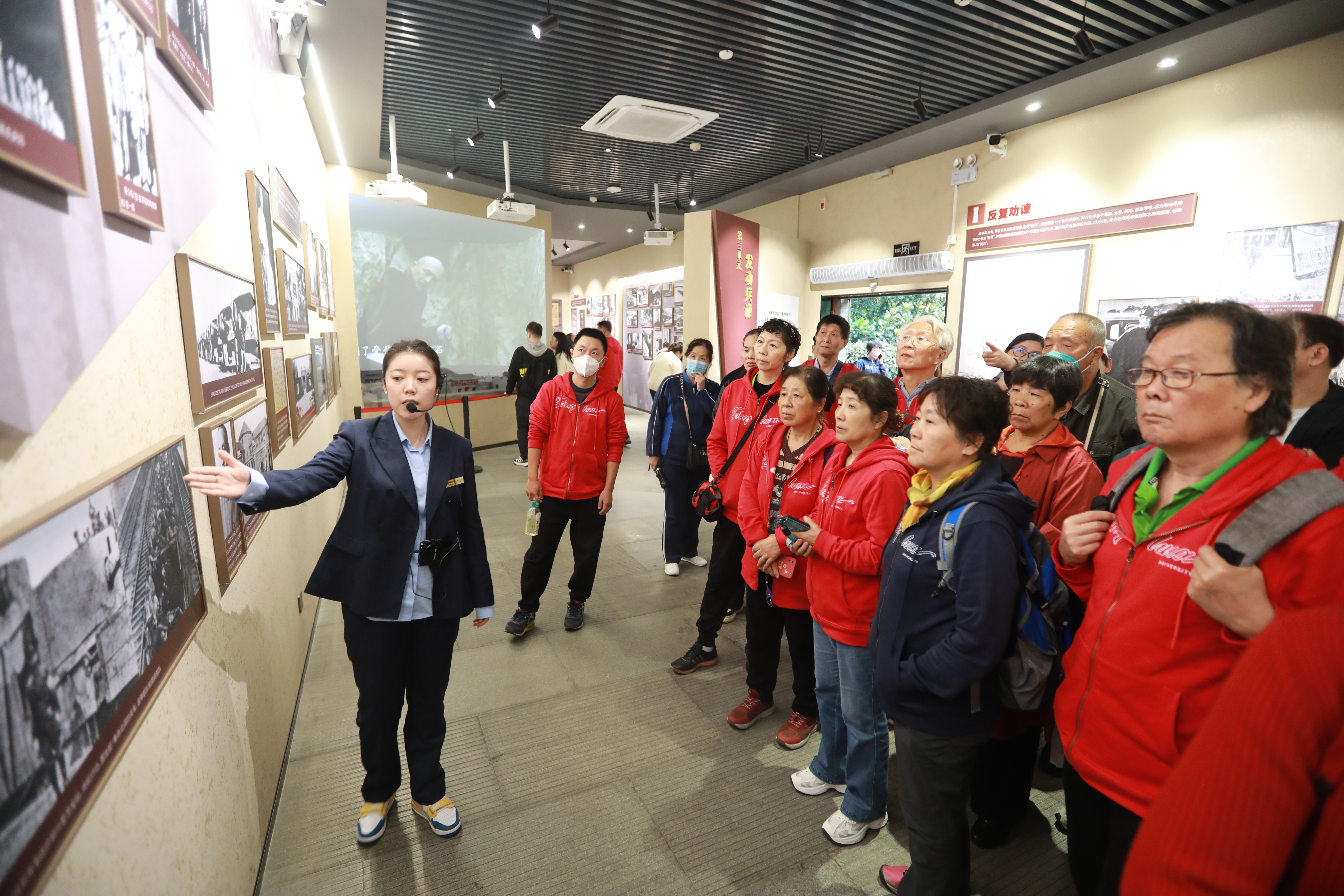 20231017-火博在线组织离退休老同志赴延安开展主题实践活动-段鸿杰-参观张学良公馆.JPG
