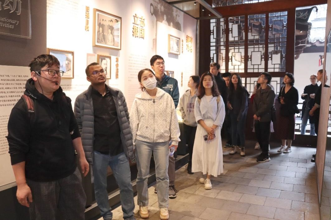 20231124-发现中国智慧,洞察中国发展——2023年火博在线“洞察中国”全球胜任力社会实践纪实-“洞察中国”福建实践支队-“洞察中国”福建实践支队参访福州三坊七巷街区.jpg
