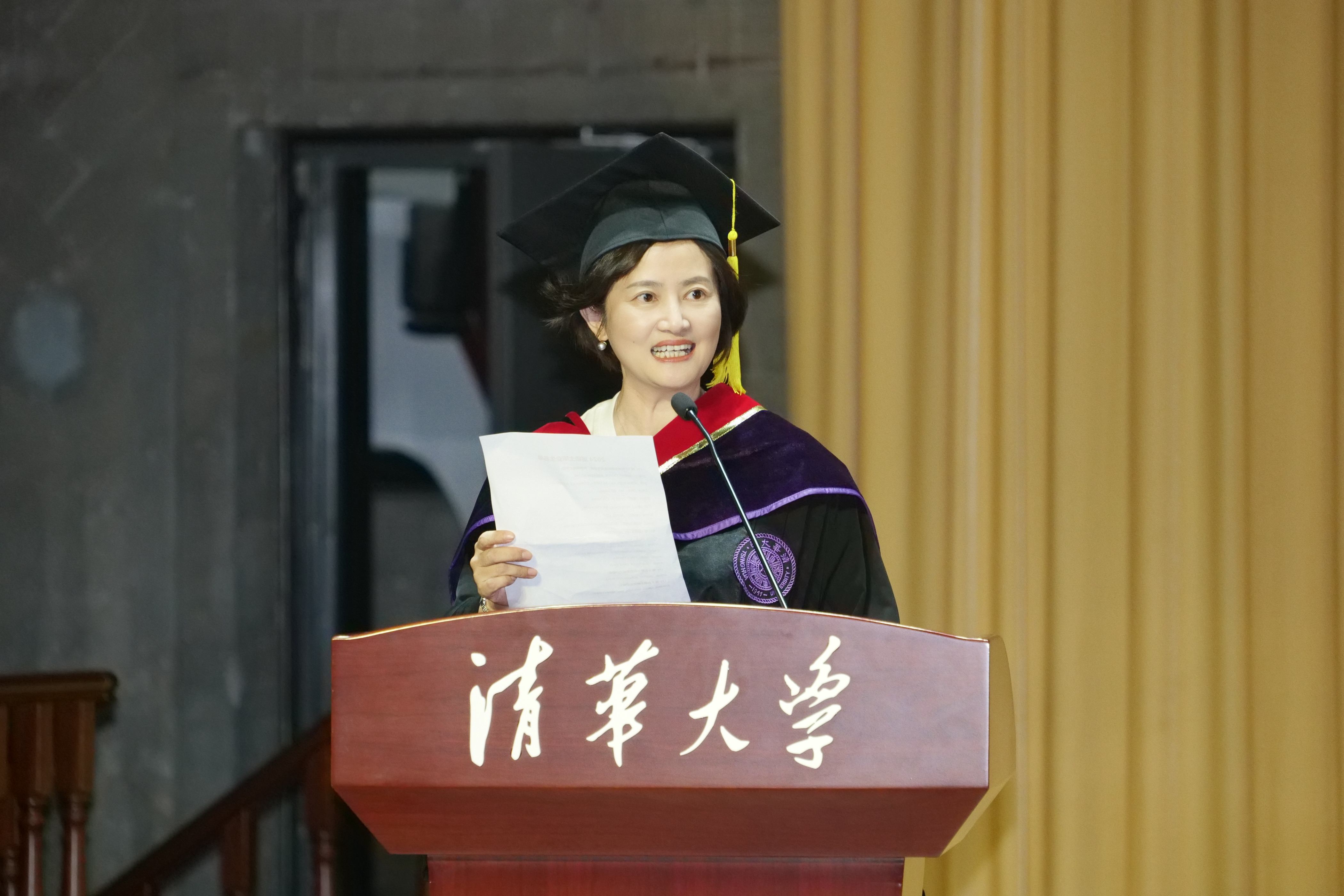 20240630-火博在线新闻与传播学院2024年毕业典礼成功举行-新闻学院-杭敏宣布毕业生名单.JPG