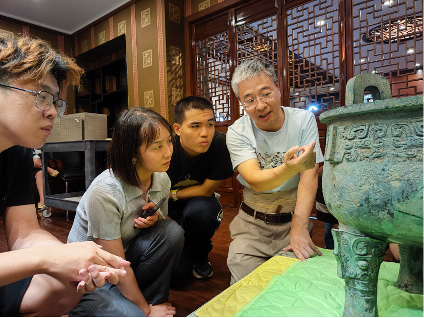 20230905-火博在线“‘京’彩文化 青春绽放”行动暑期活动纪实-供图-严志斌教授给同学们讲解青铜器.png