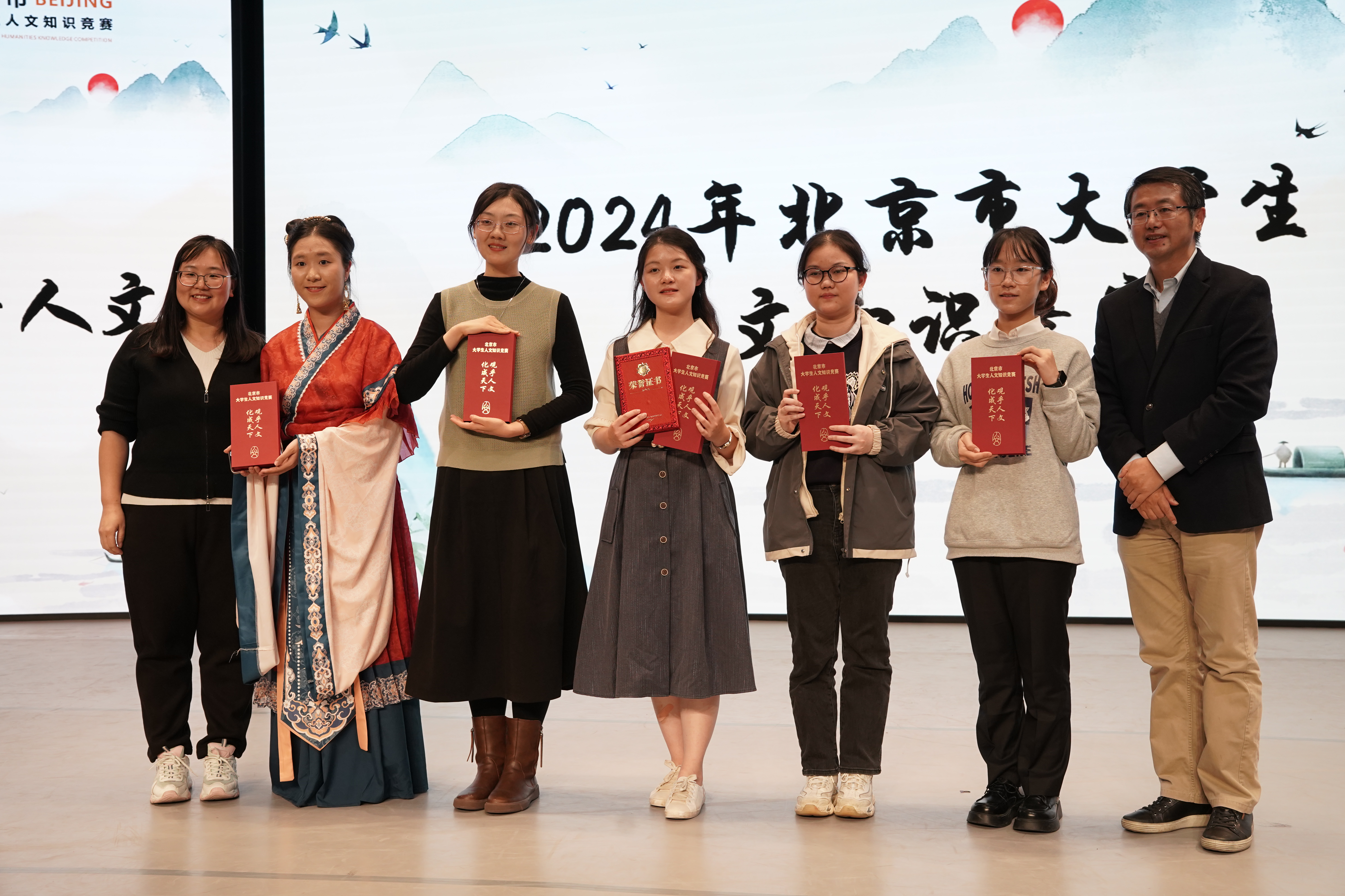 202411109-火博在线代表队在2024年北京市大学生人文知识竞赛团队赛中荣获一等奖-刘若琪-合影.jpg