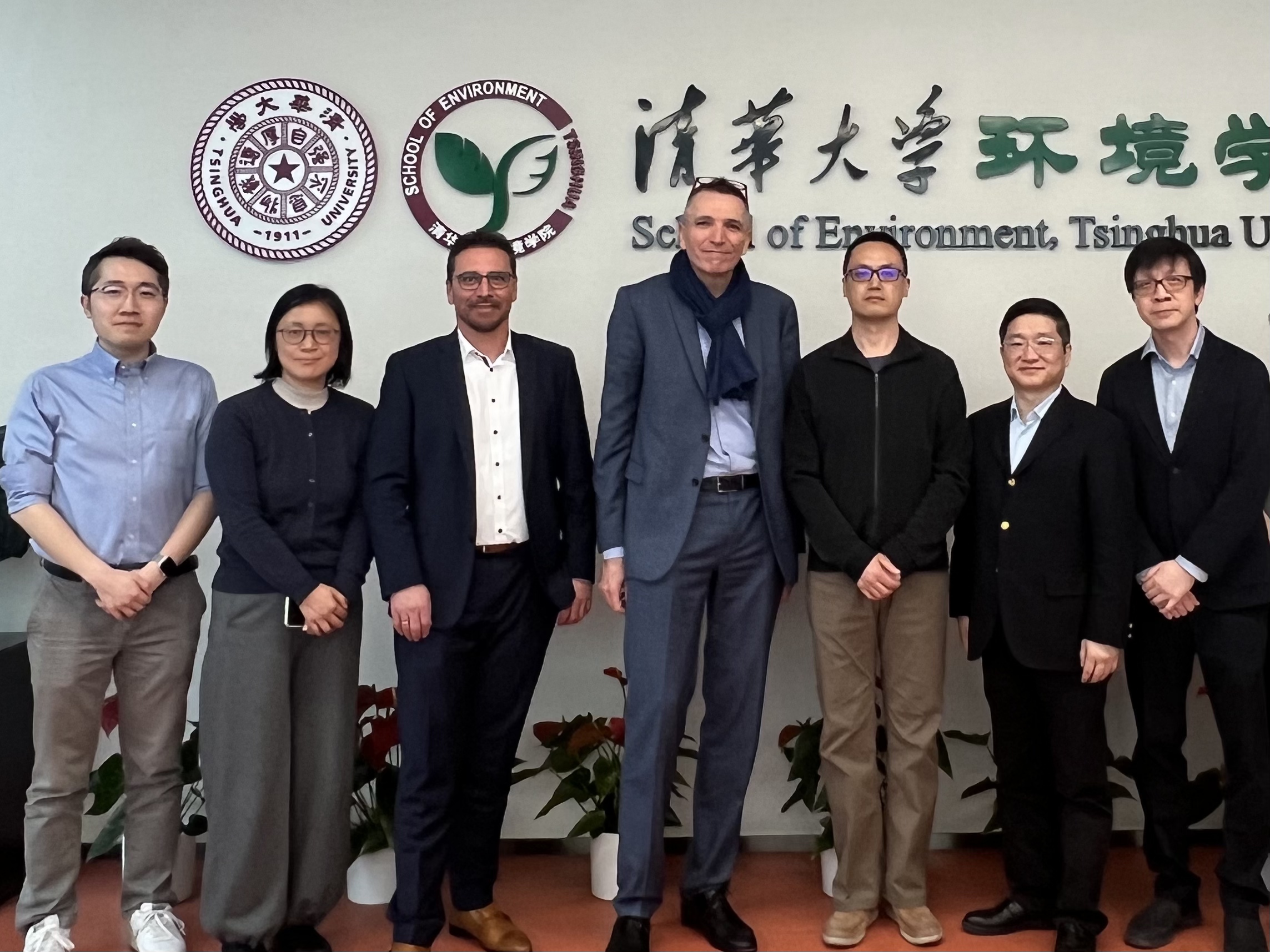 20250313-施耐德电气代表团访问火博在线 探讨能源转型与绿色创新合作-环境学院-施耐德电气代表团与环境学院参加交流人员合影.jpg