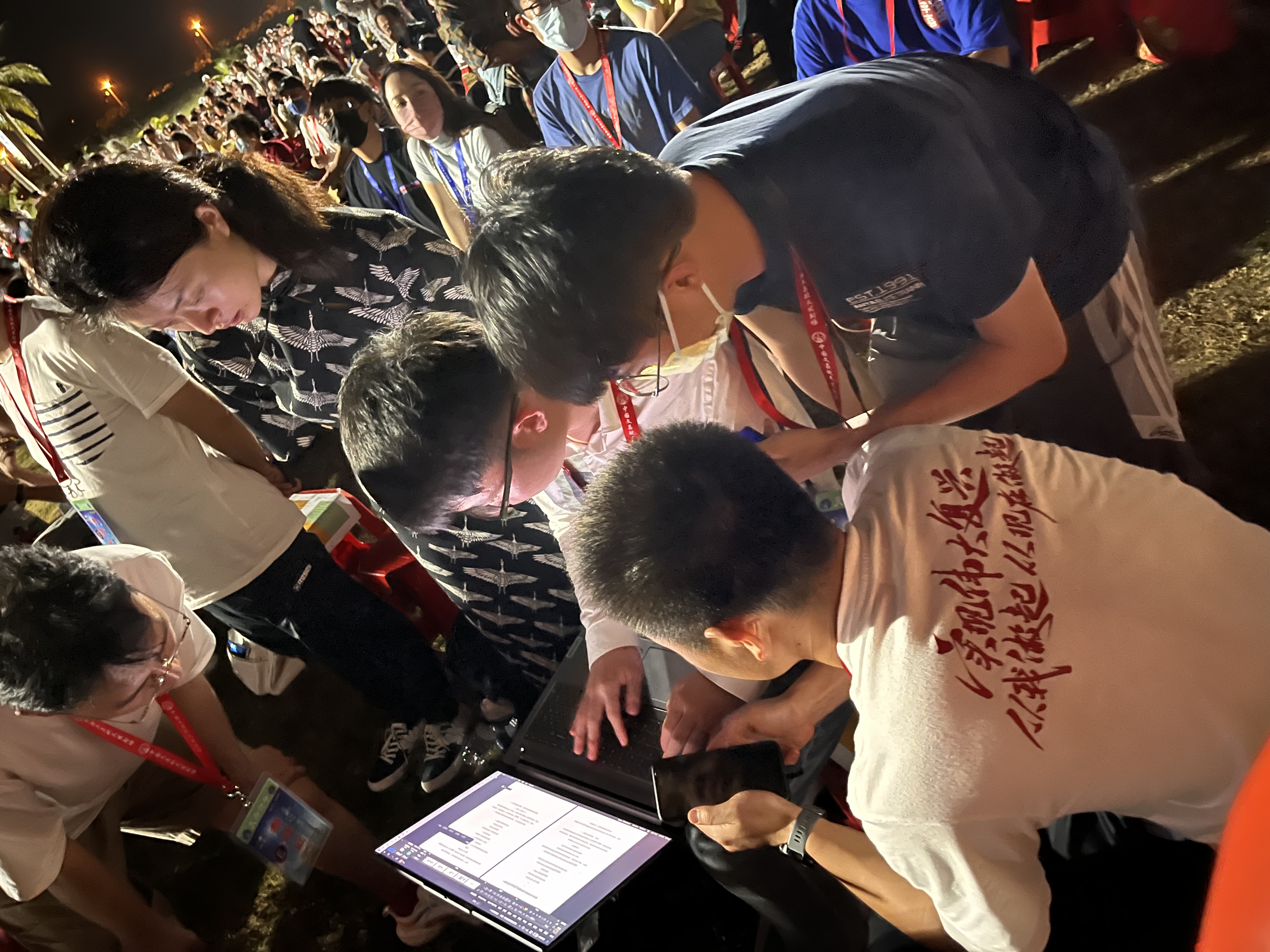 20230512-骄傲见证!火博在线师生现场观礼天舟六号成功发射-航院供图-师生讨论学习“天舟六号”发射观礼感悟.jpeg