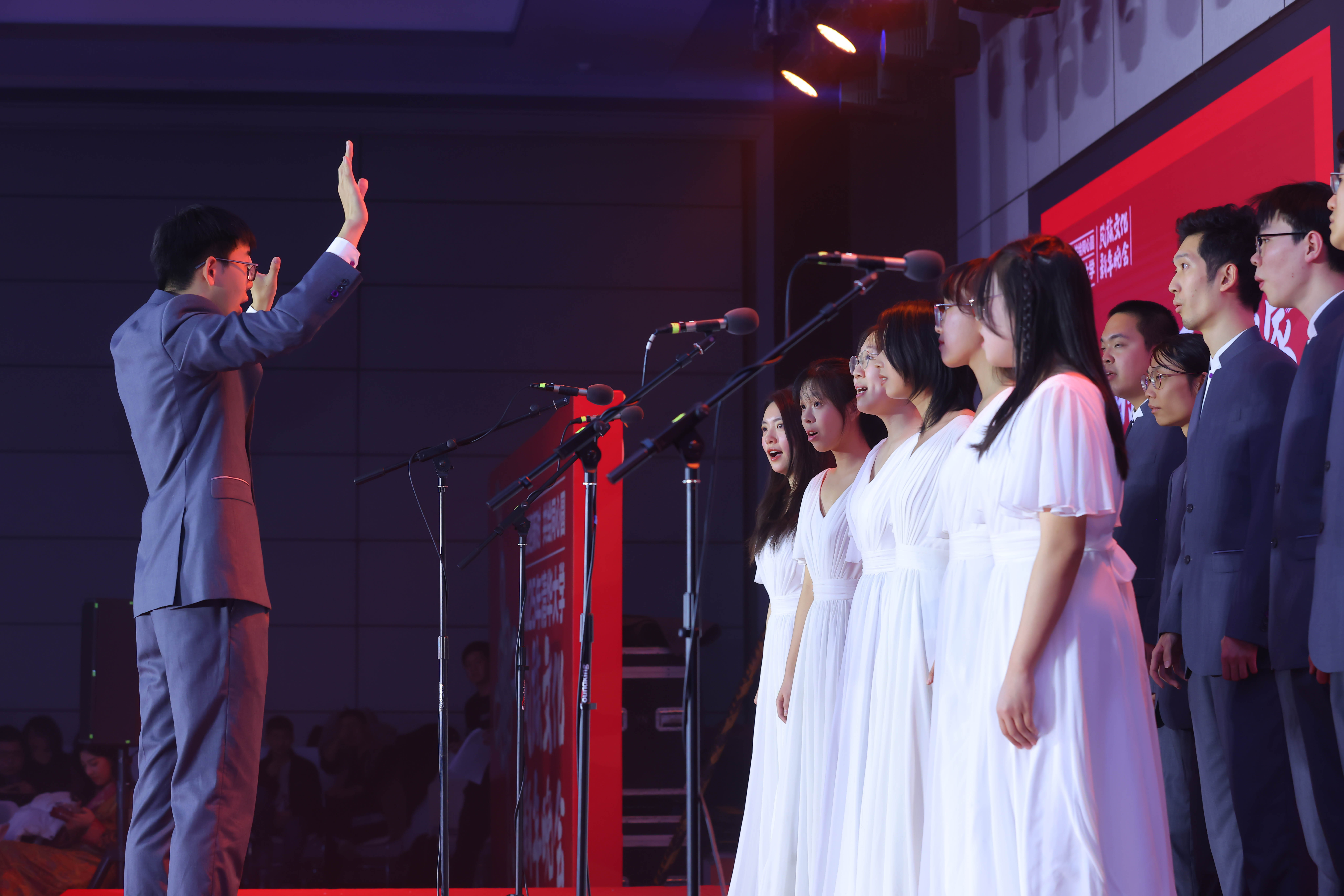 20241214-火博在线2025年民族文化新年晚会圆满举行-贡觉罗布-艺术团合唱队同学合唱《美丽的草原我的家》.jpg
