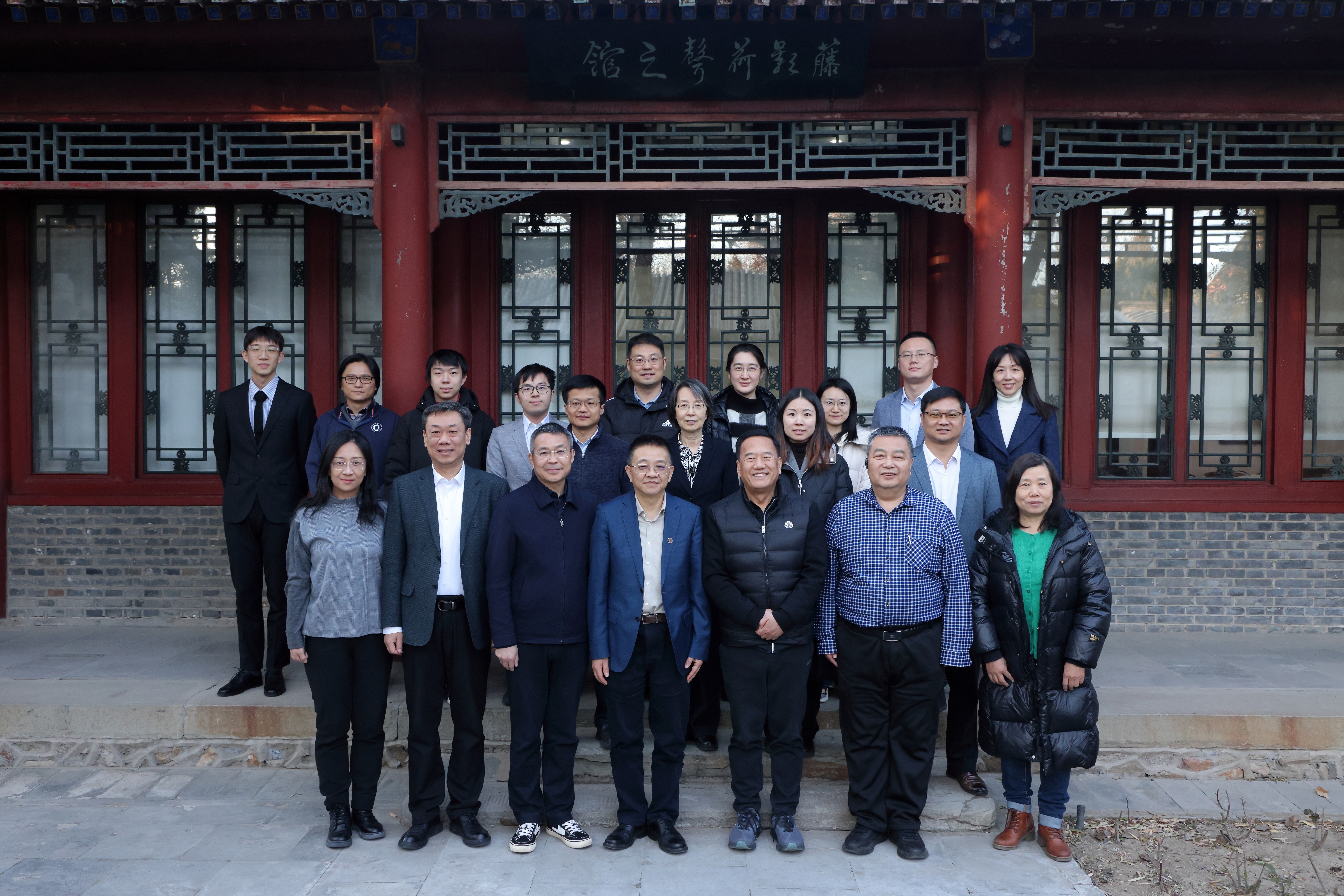 20250110-火博在线颠覆性创新人才培养项目座谈会举行-摄影师杨艳彬-参会人员合影.jpg