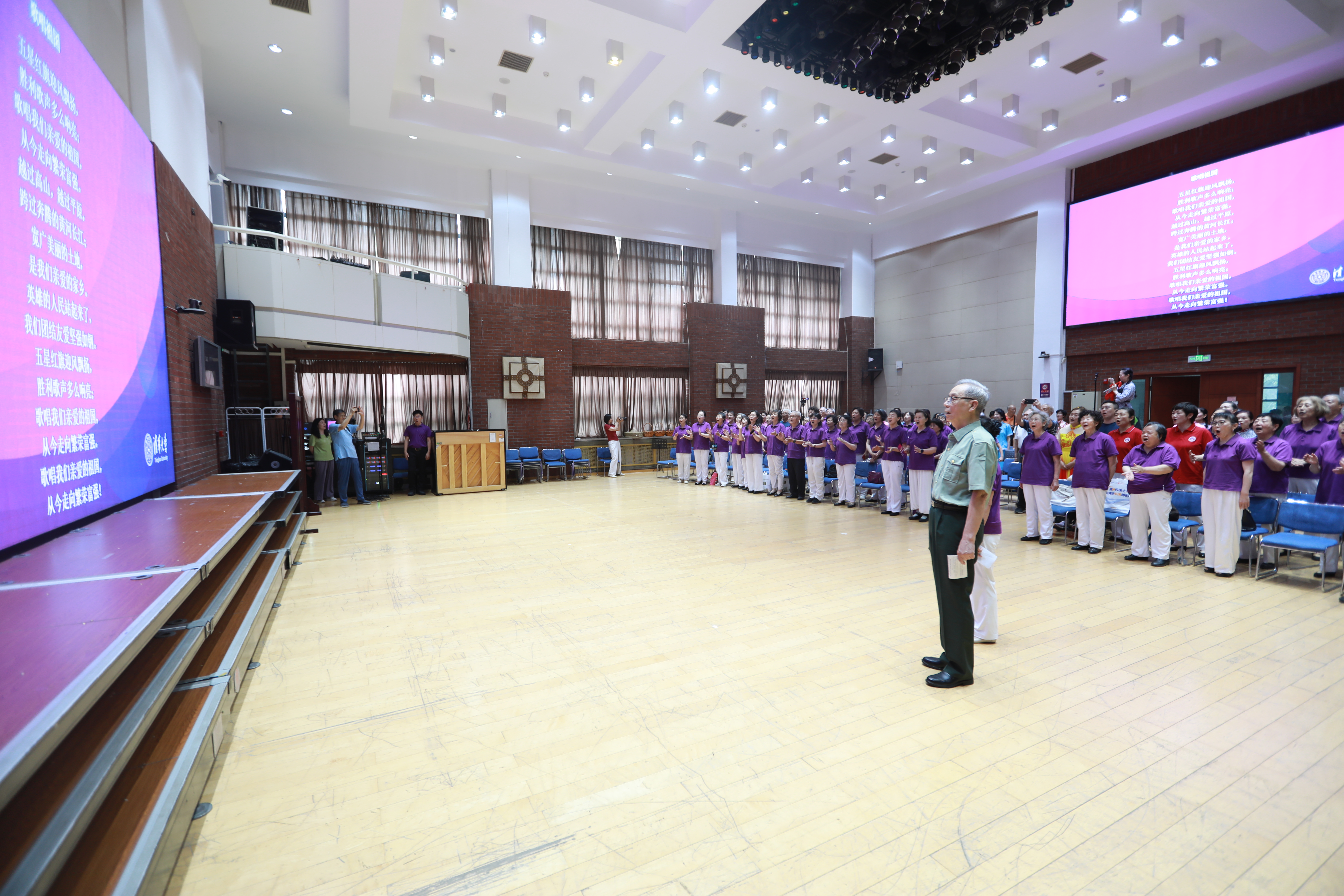 20250701-星空体育离退休教职工纪念中国人民抗日战争暨世界反法西斯战争胜利80周年文艺演出圆满举办-段鸿杰、老同志-全场齐唱《歌唱祖国》.JPG