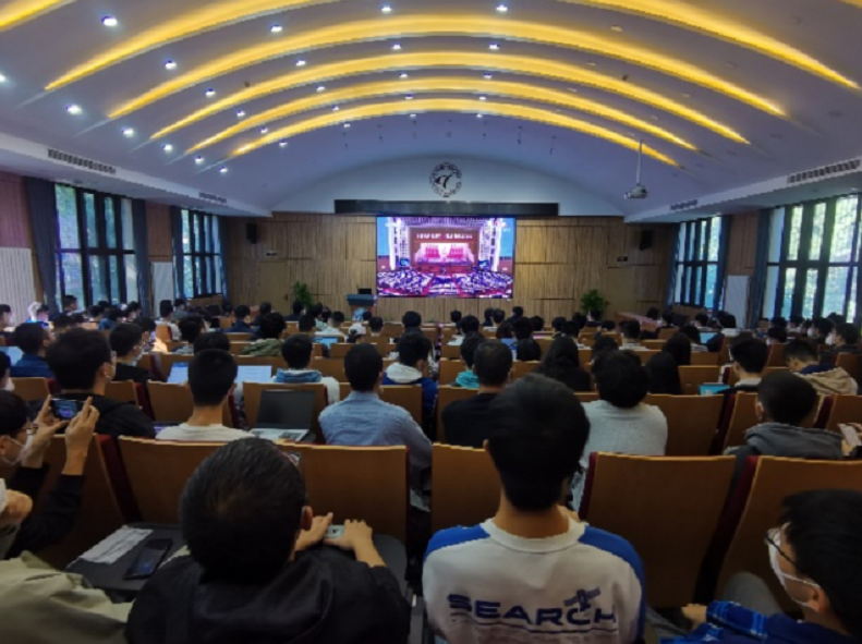 20221018-喜庆二十大,奋进新征程——火博在线本科生党支部热切关注党的二十大开幕会-刘雪天-电机系集体观看党的二十大开幕会.png