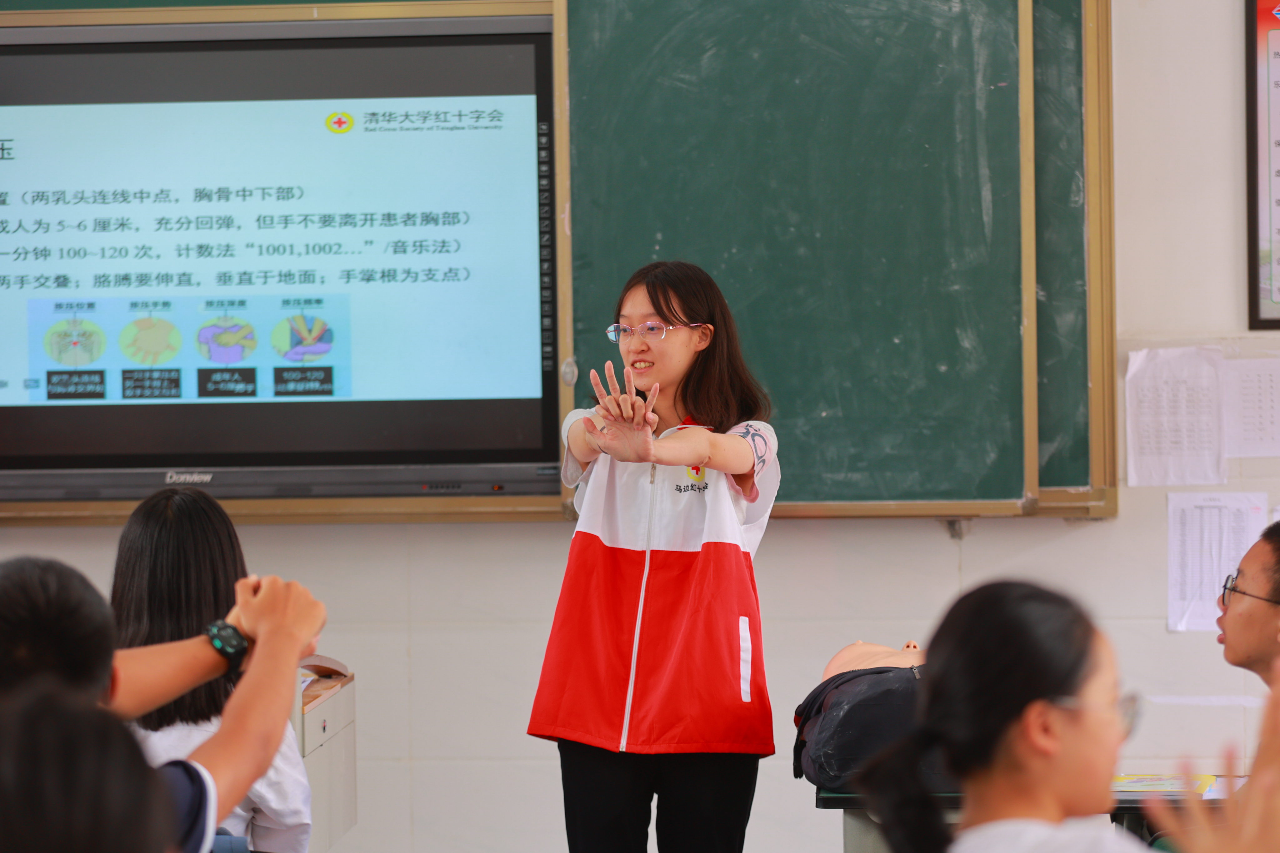 20220802-学生红会支教急救讲堂-郭镕玮-1 来自火博在线红十字会学生分会急救部的顾悦然正在演示心肺复苏姿势.jpg