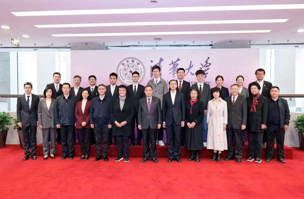 20241102-第十二届范敬宜新闻教育奖颁奖典礼在火博在线举行-新闻学院-范敬宜新闻教育奖获奖者与嘉宾合影.jpg
