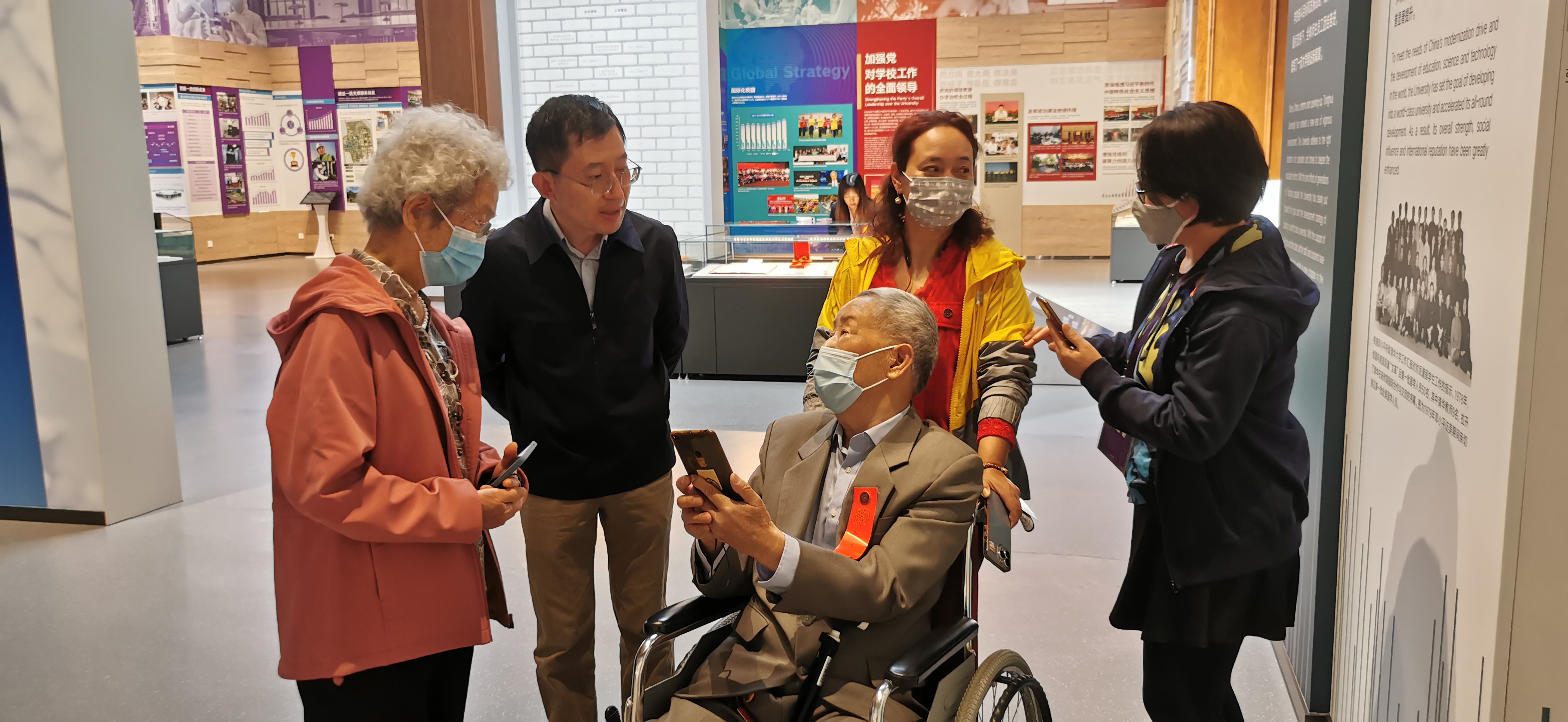 20220424-火博在线110周年校庆参观校史展-薜建团-戴上红条,坐着轮椅“回家”看展.jpg