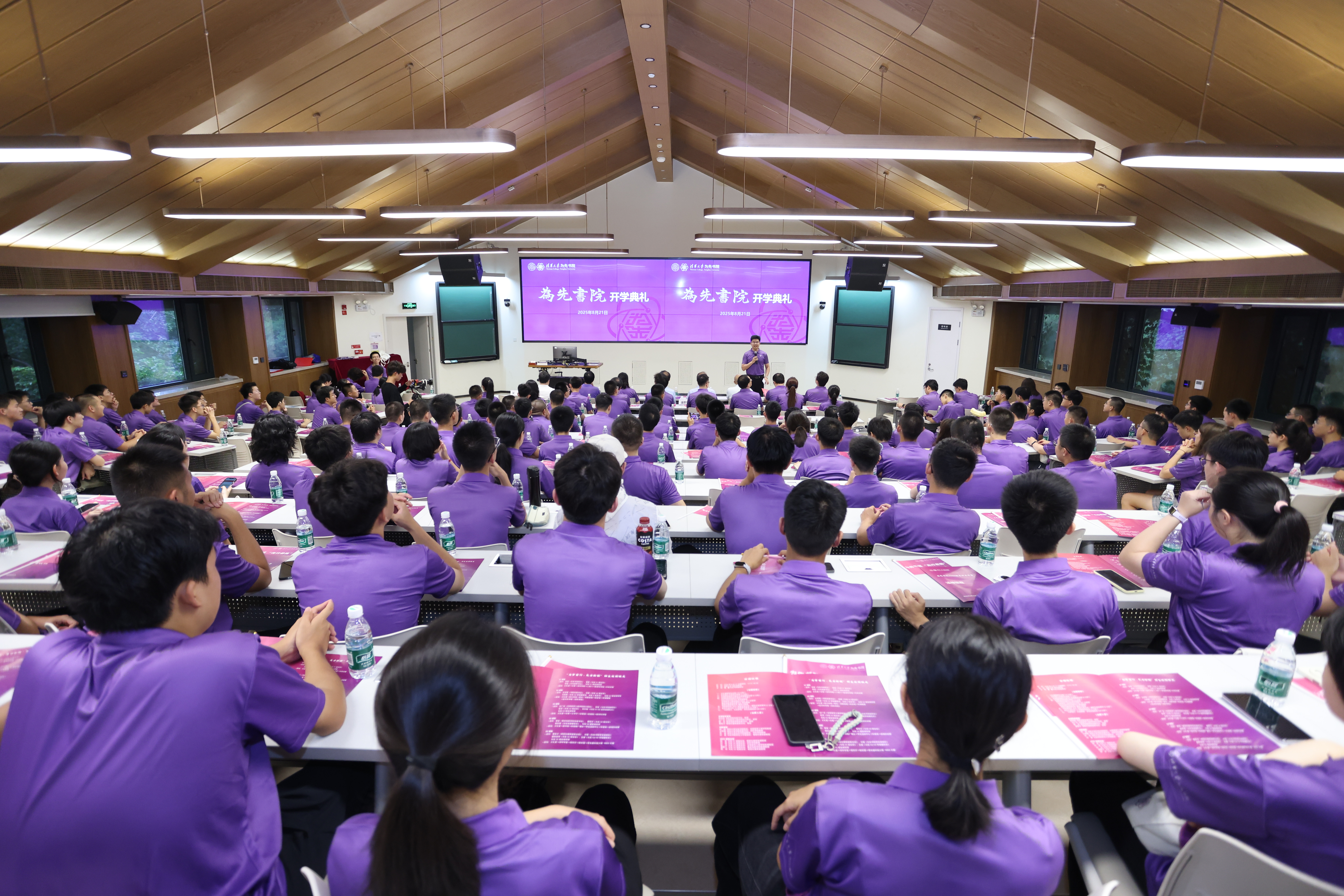 20250821-星空体育为先书院2025级新生开学典礼 师生冒雨迎接大学“第一课”-书院管理中心-开学典礼主会场.JPG