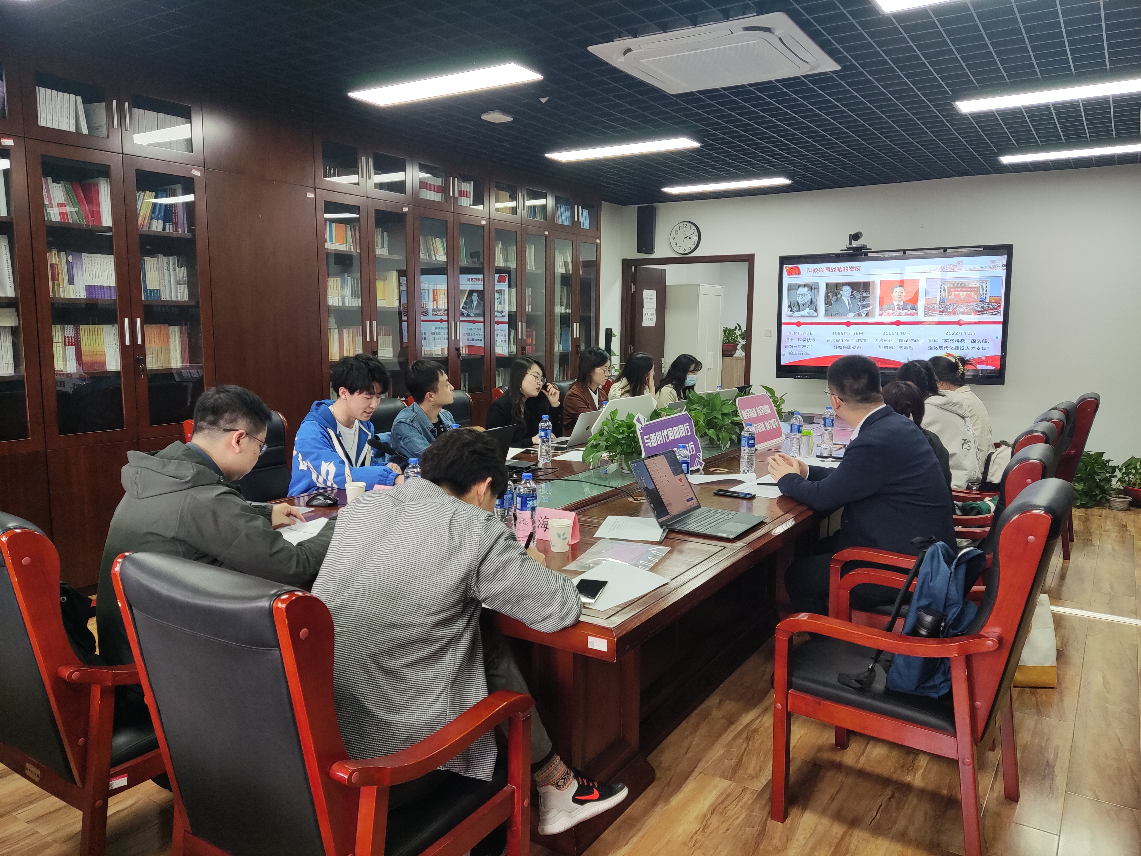 20230428-火博在线博士生讲师团举办主题教育专题备课研讨会-讲师团-会议现场.jpg