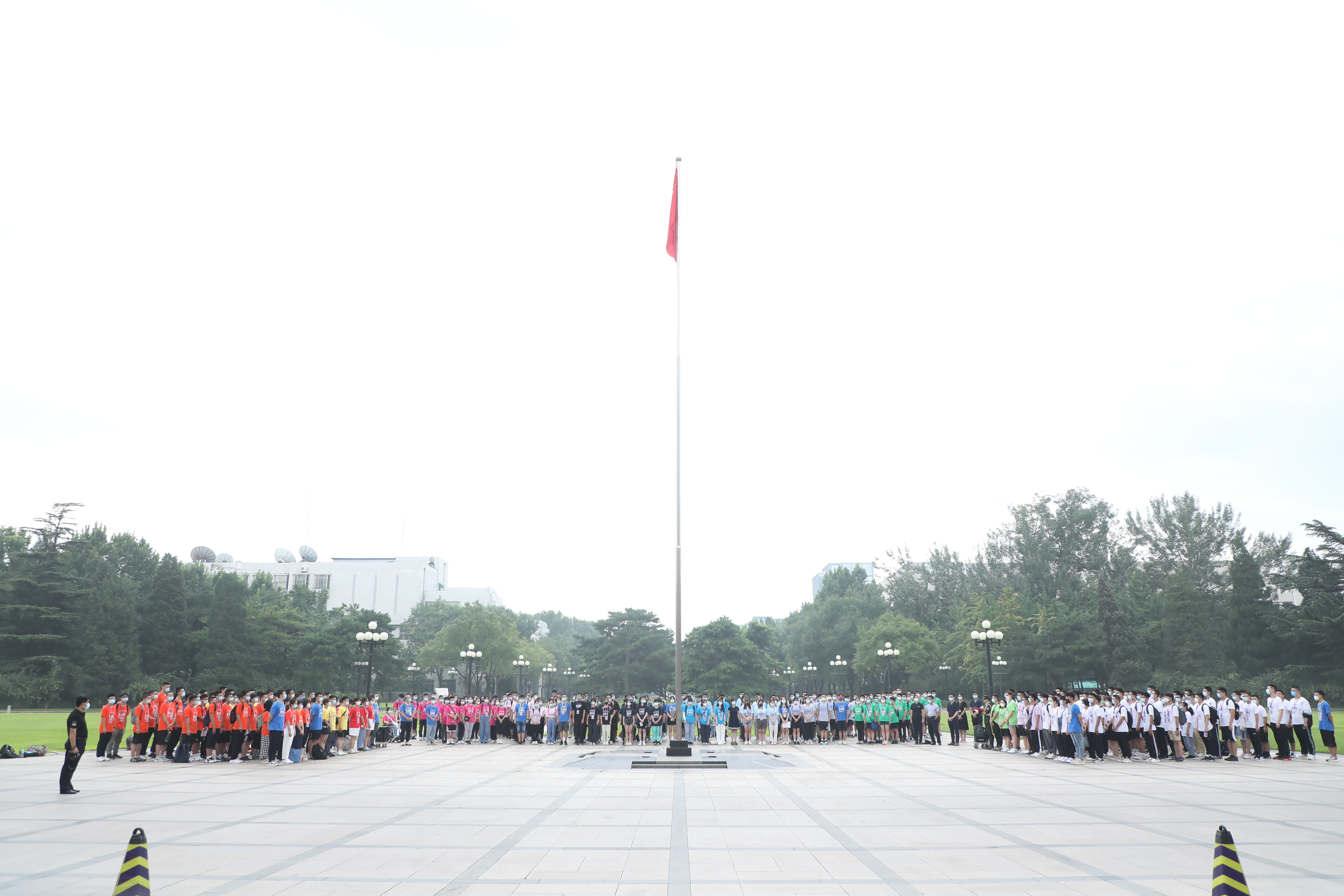 20220816-火博在线举办2022级本科生新生骨干训练营-严振峣-“二字班”新生骨干参与升旗仪式.jpg