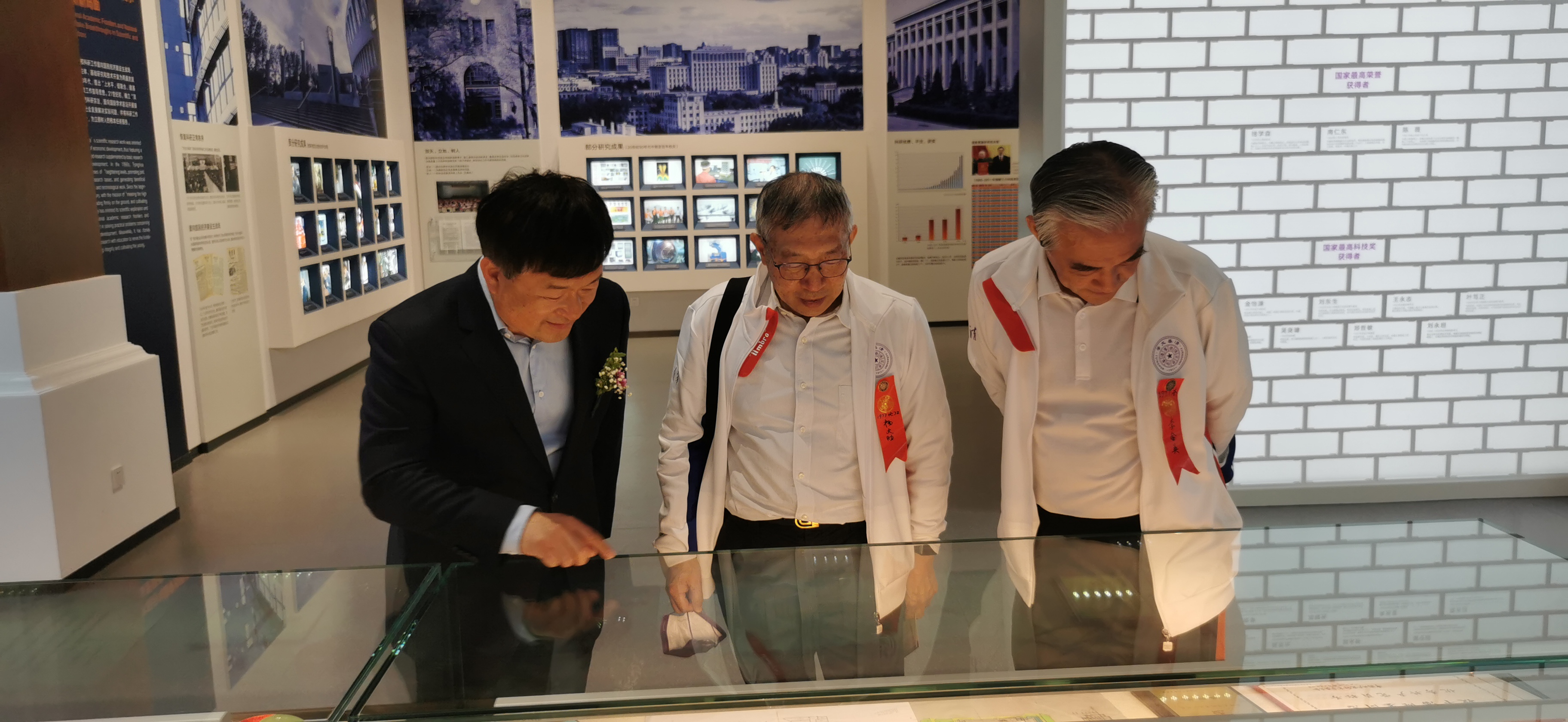 20220424-火博在线110周年校庆参观校史展-薜建团-捐赠人(中)亲自来看展.jpg