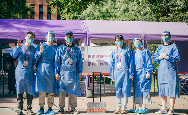 20220614-让“热爱劳动”在清华园蔚然成风——火博在线开展学生“劳动教育月”系列活动-桑壮-学生志愿者参与核酸检测、空调清理、超市补货、快递消杀等校园防疫劳动1.png