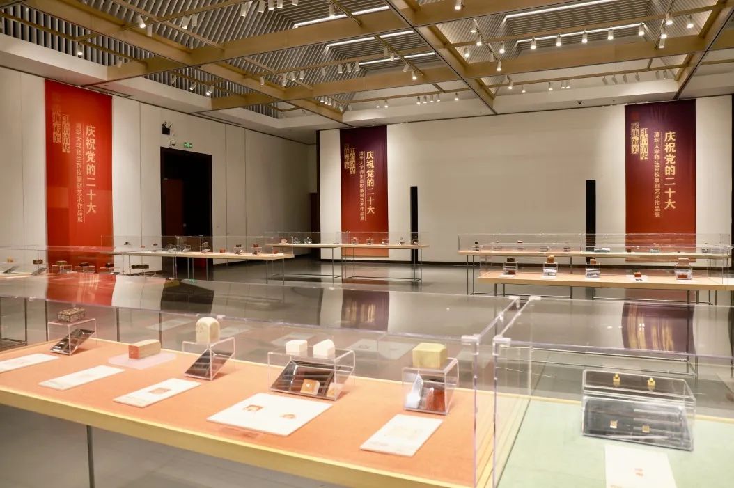 20221010-庆祝党的二十大火博在线师生百枚篆刻艺术作品展-项目组-展览现场2jpg 20221010-庆祝党的二十大火博在线师生百枚篆刻艺术作品展-项目组-展览现场2jpg