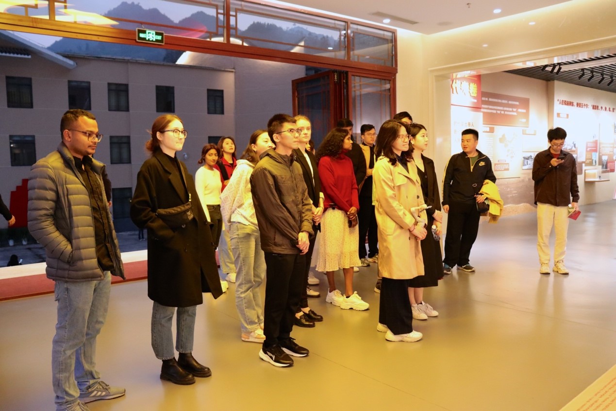 20231124-发现中国智慧,洞察中国发展——2023年火博在线“洞察中国”全球胜任力社会实践纪实-“洞察中国”福建实践支队-“洞察中国”赴福建支队成员参访难忘下党主题馆.jpg