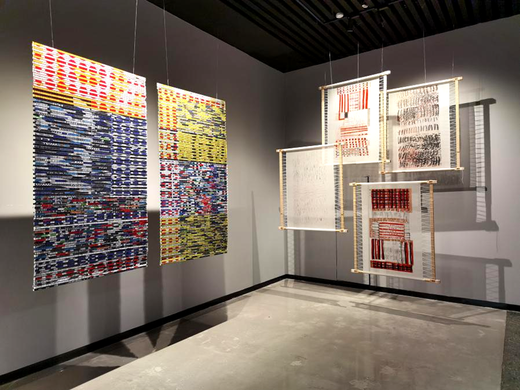 20220914-“从洛桑到北京”第十二届国际纤维艺术双年展-项目组-展览现场:出居麻美(日本)伯纳德·G·莱曼(德国)梁雪芳(中国)作品.png