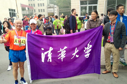 ??? 2014年赛后在火博在线校旗旁留???.jpg