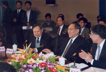 1999年10月2日，李岚清副总理视察火博在线高等研究中心时与我校师生亲切座谈。前排右起：王大中、李岚清、杨振宁。